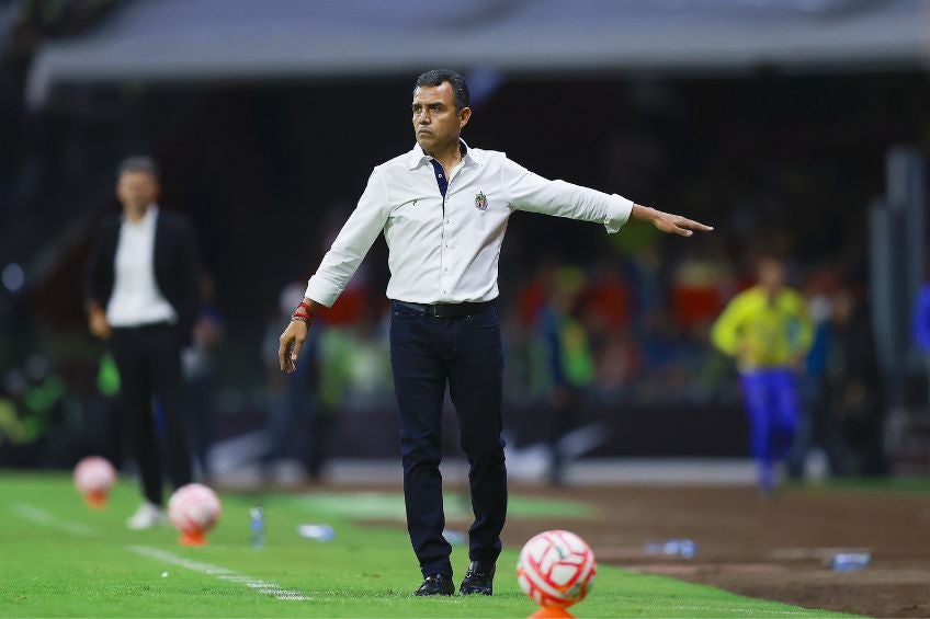 Ricardo Cadena dirigiendo a Chivas