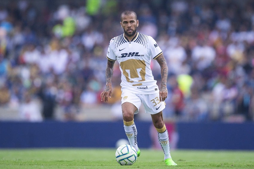 Dani Alves en un partido con Pumas