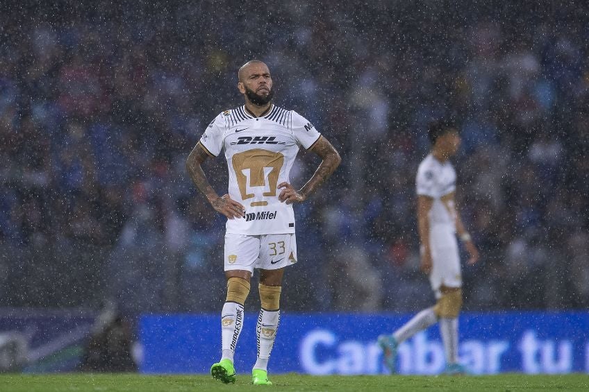 Dani Alves durante un partido de Pumas