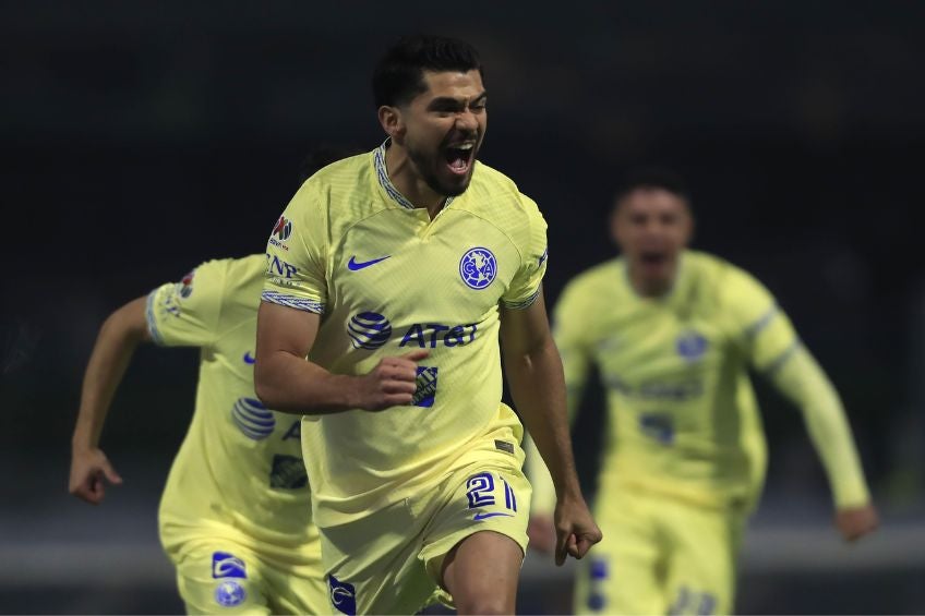 Henry Martín festejando un gol