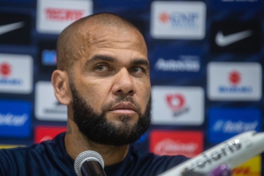 Dani Alves en conferencia de prensa