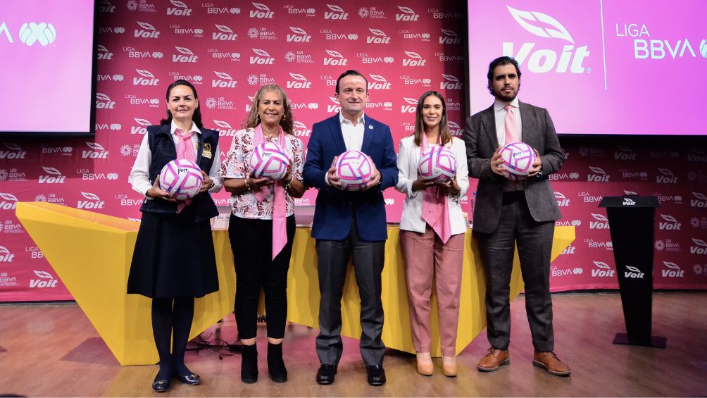 Arriola durante la presentación del balón rosa