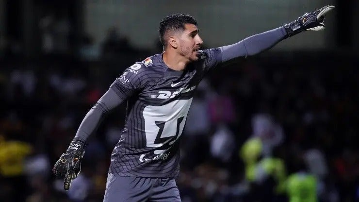 Gil Alcalá con Pumas