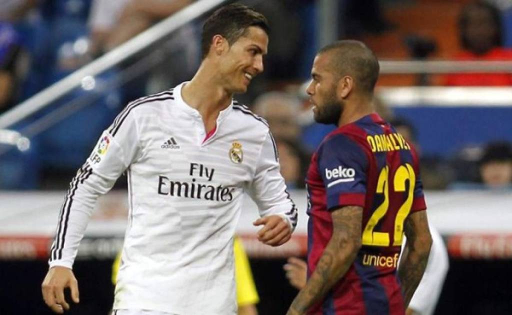 Dani Alves y Cristiano Ronaldo en un Real Madrid vs Barcelona