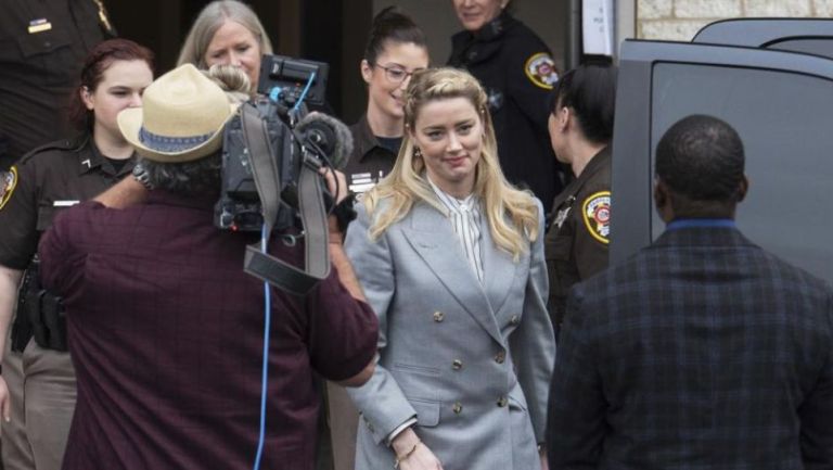 Amber Heard saliendo del juicio