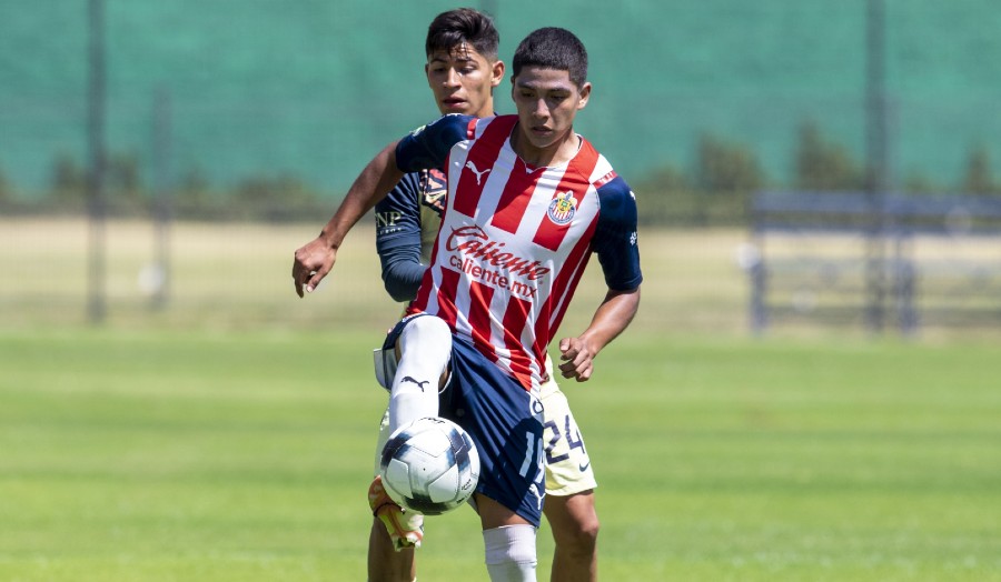 Leonardo Sánchez en juego de la Sub 18