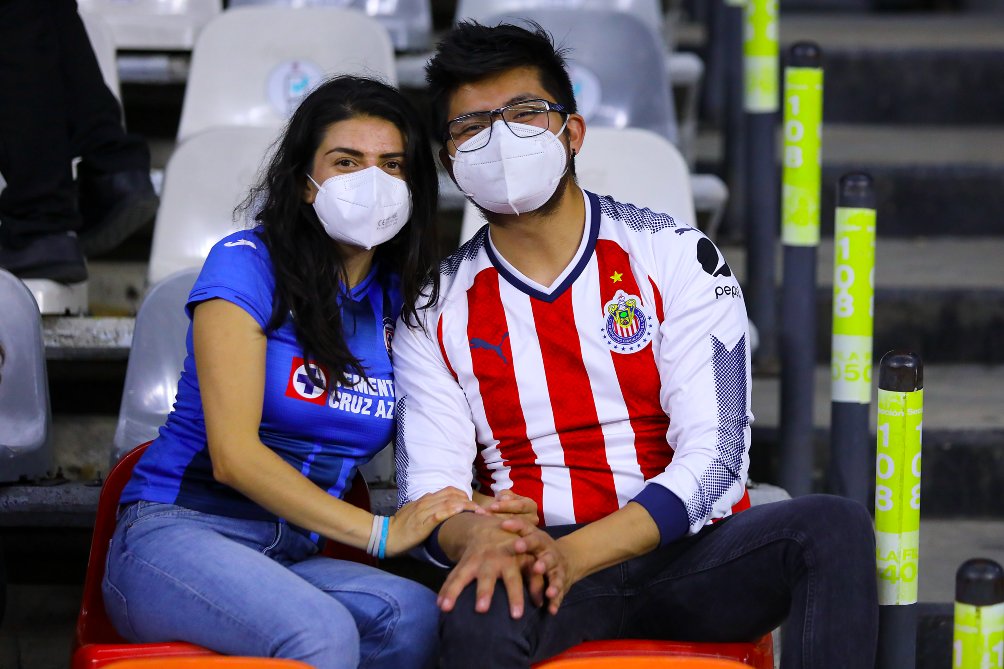 La afición de Chivas y Cruz Azul presentes en el Estadio Azteca
