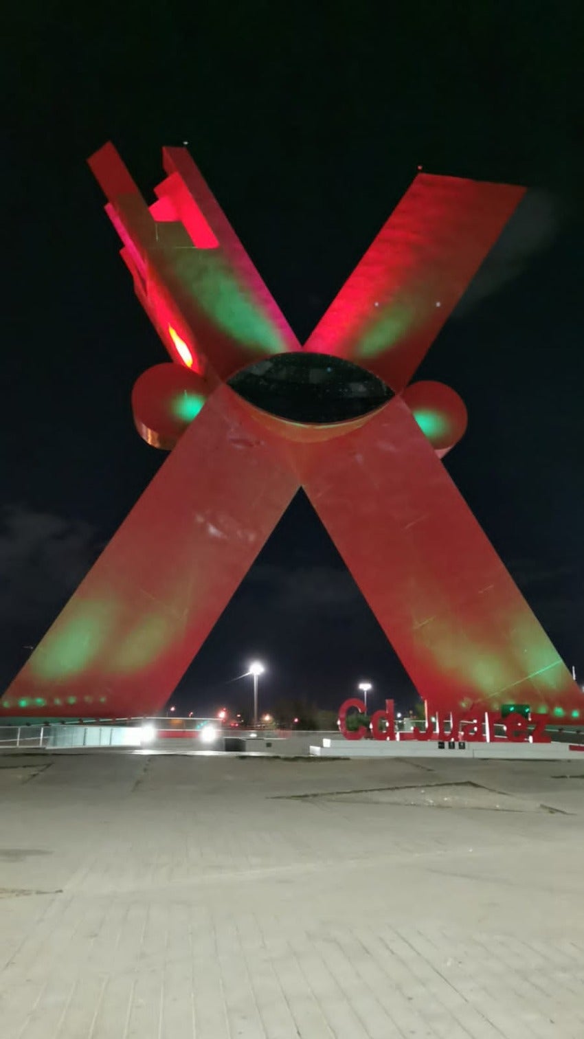 Monumento de Cd. Juárez iluminado 