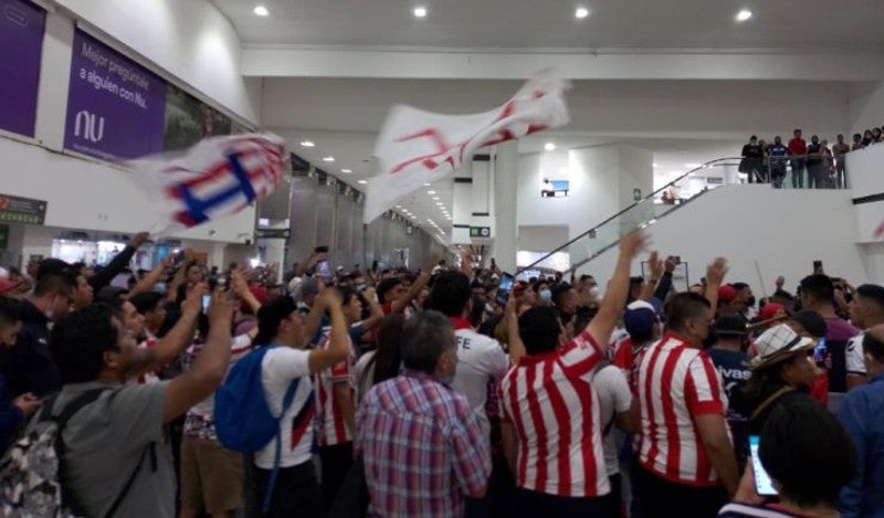 Aficionados de Chivas en el aeropuerto