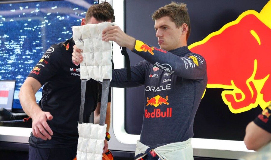 Max Verstappen con el equipo de Red Bull