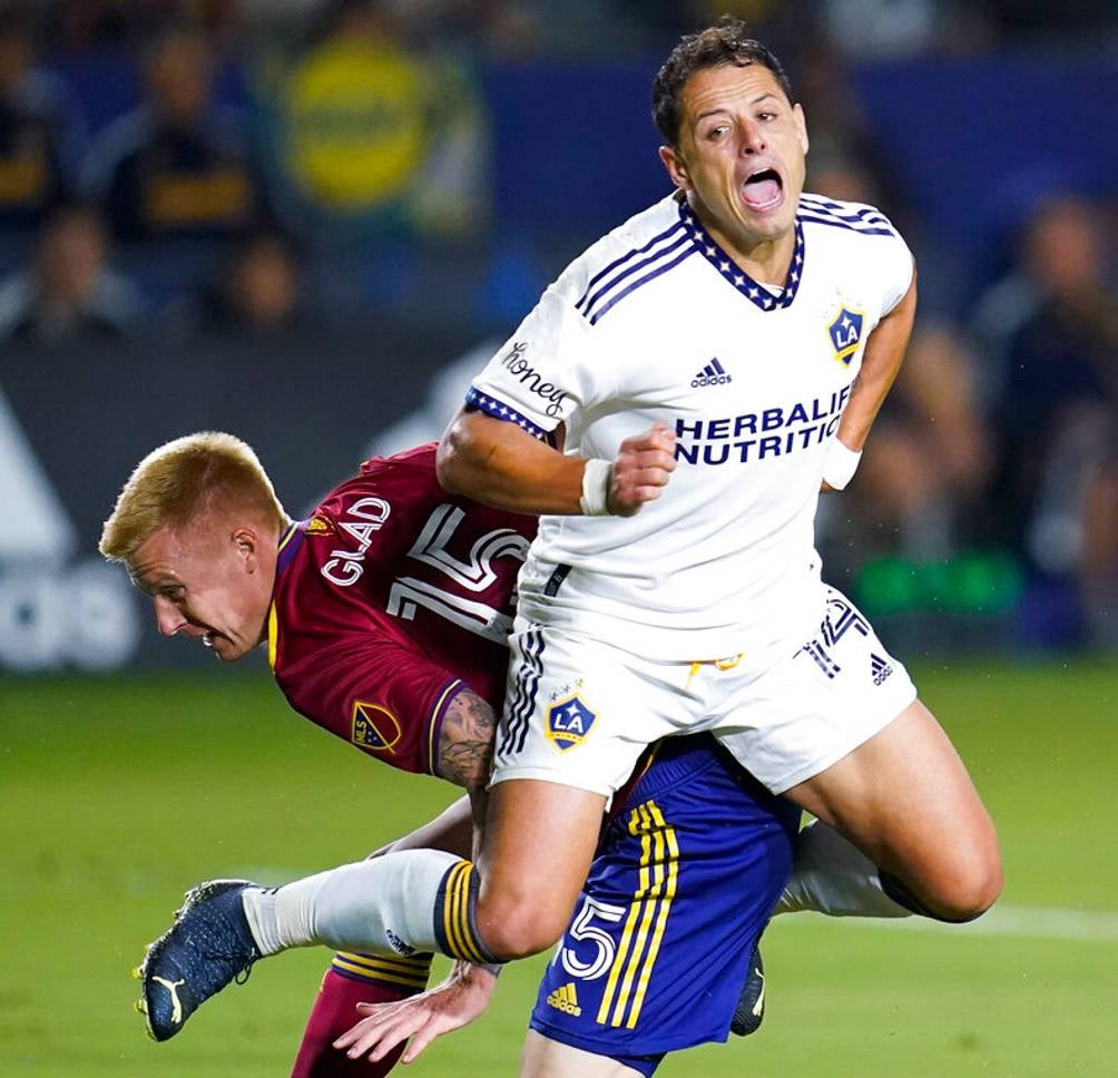 Chicharito recibiendo una falta