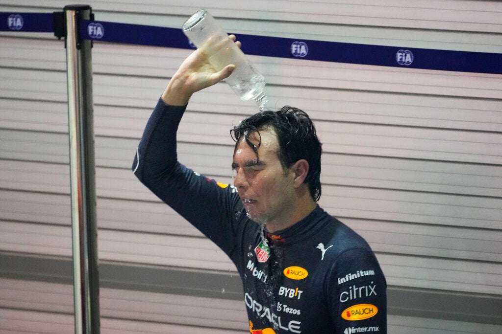 Checo Pérez se refresca tras ganar el GP de Singapur