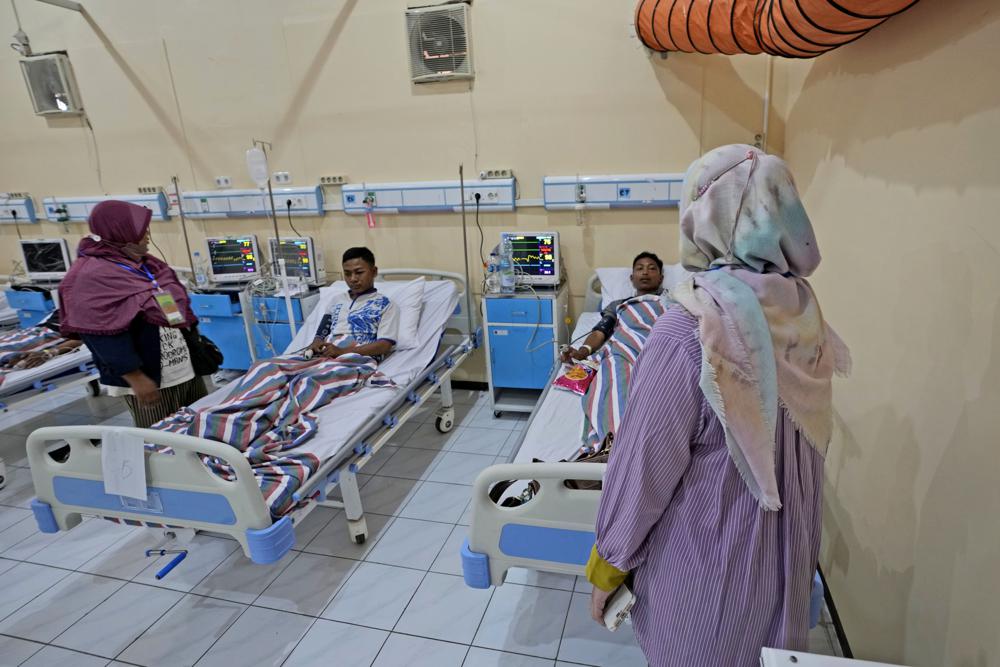 AP Afectados son atendidos en un hospital