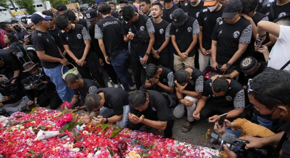 AP Seguidores del Arema lamentan las muertes