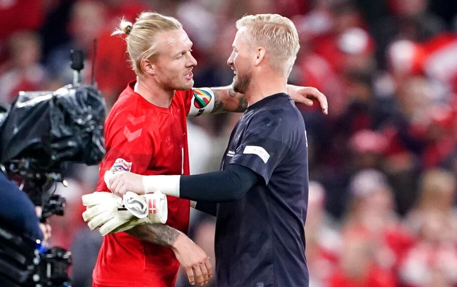 Kjaer y Schmeichel se abrazan