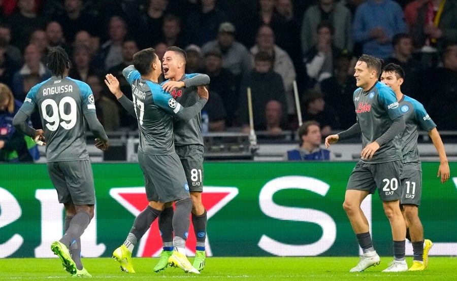 Chucky Lozano celebra gol con sus compañeros