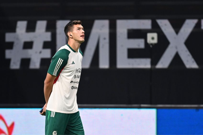César Montes entrenando con la Selección Mexicana
