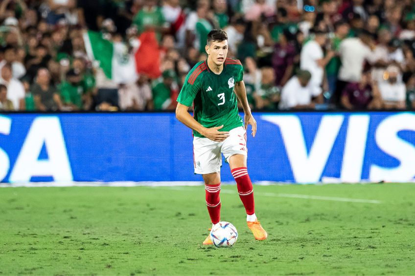 César Montes durante un partido de México