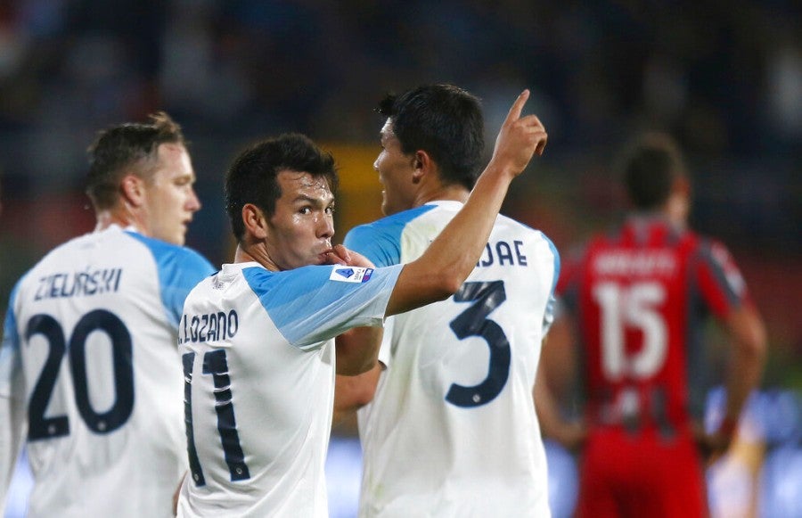 Chucky Lozano celebrando gol con el Napoli 