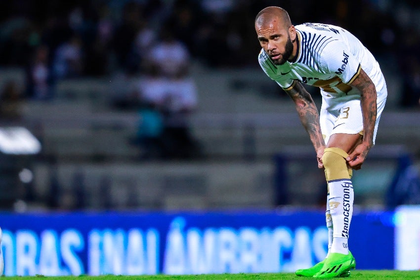 Dani Alves en un partido con Pumas