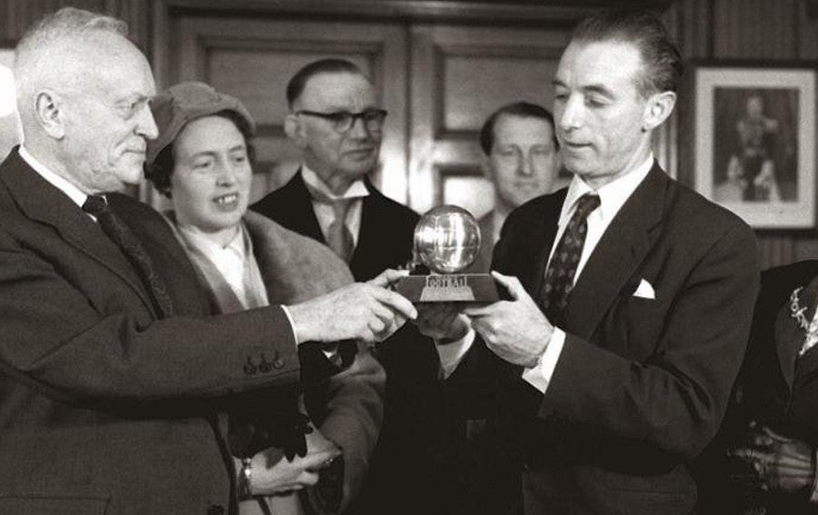 Stanley Matthews recibe primer Balón de Oro