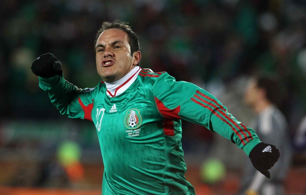 Cuauhtémoc Blanco celebra su gol a Francia en Sudáfrica 2010