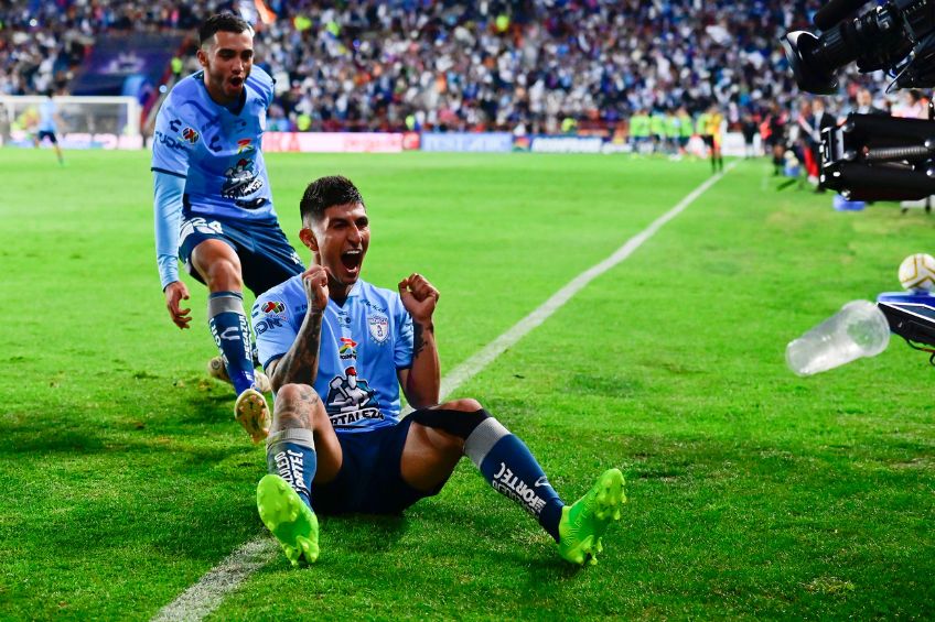 Víctor Guzmán festejando un gol