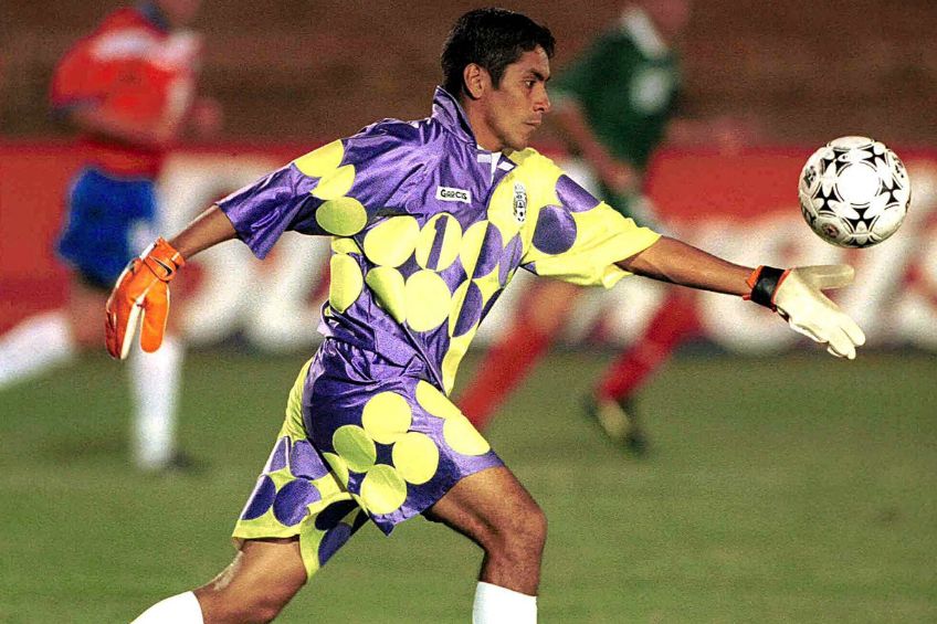 Jorge Campos durante un partido de México
