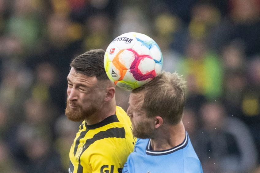 Salih Özcan durante un partido del Borussia Dortmund