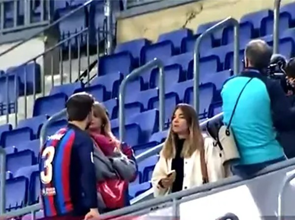 Piqué se besó con Clara en Camp Nou