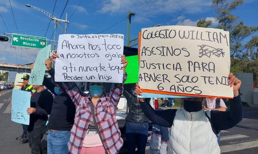 Manifestación a las afueras del Colegio Williams