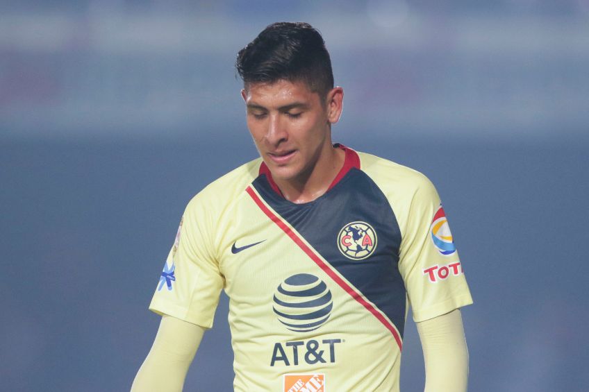 Edson Álvarez durante un partido del América