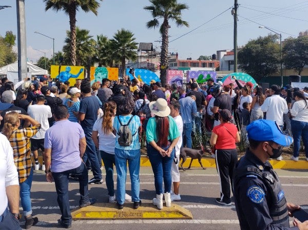 Asistentes a la develación de las letras de Tepito