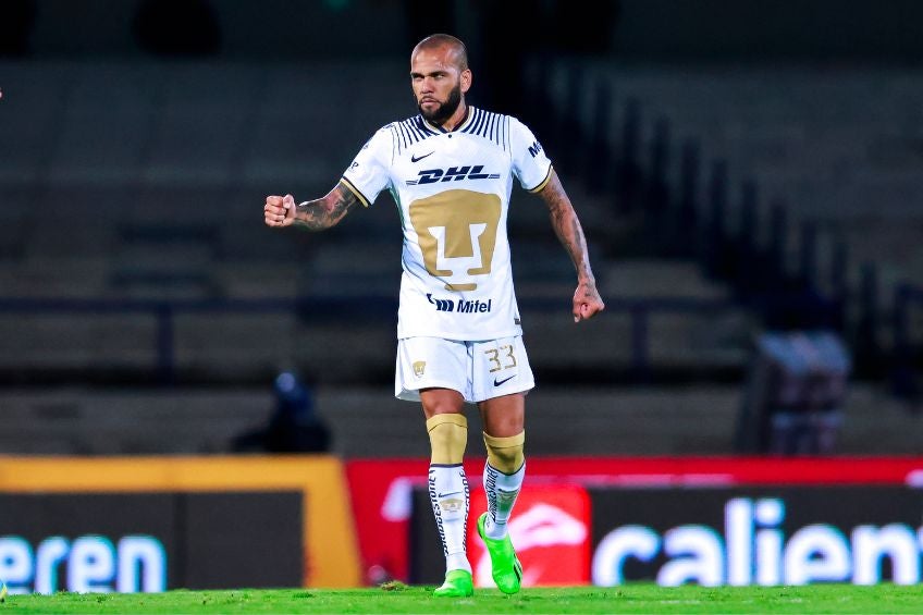 Dani Alves durante un partido de Pumas