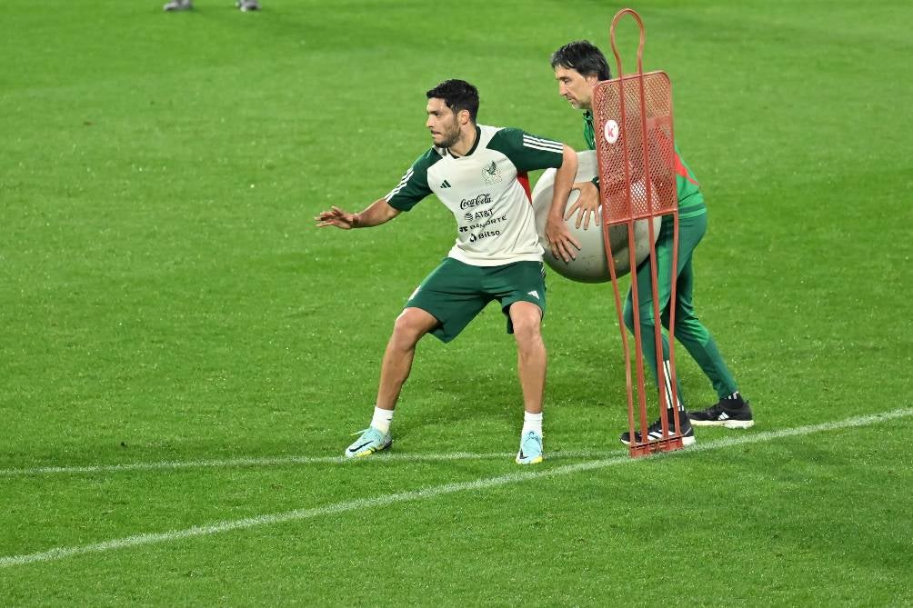 Raúl Jiménez en un entrenamiento con la Selección