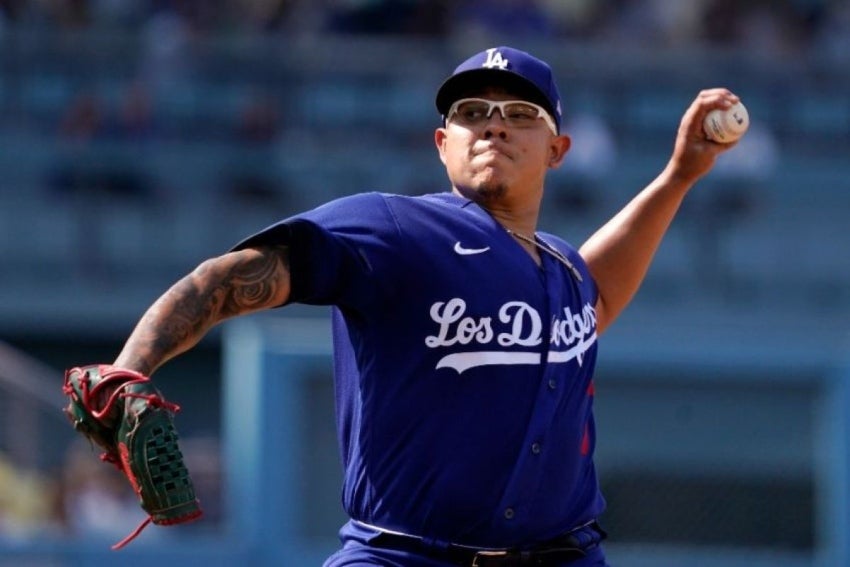 Julio Urías en un juego de los Dodgers