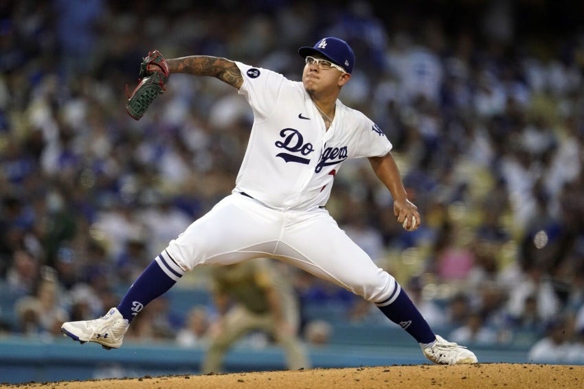 Julio Urías en un juego de los Dodgers