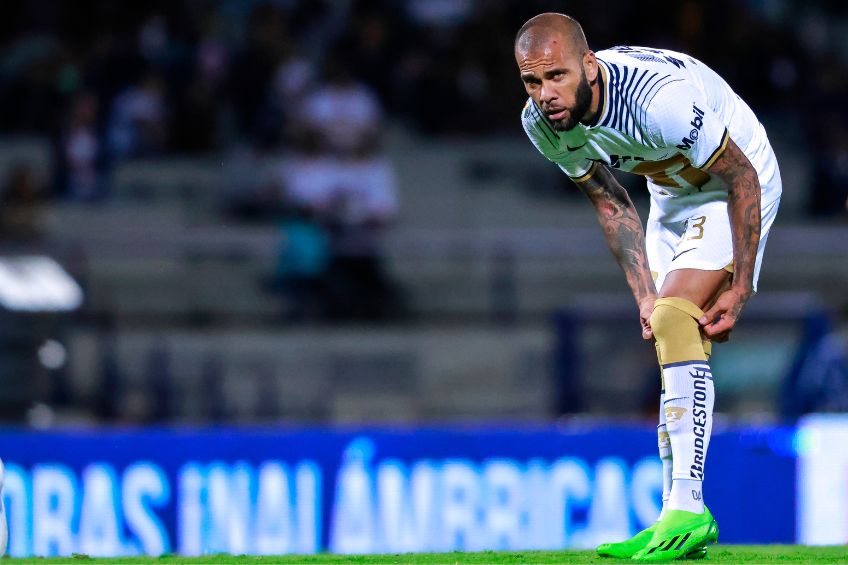 Dani Alves durante un partido de Pumas