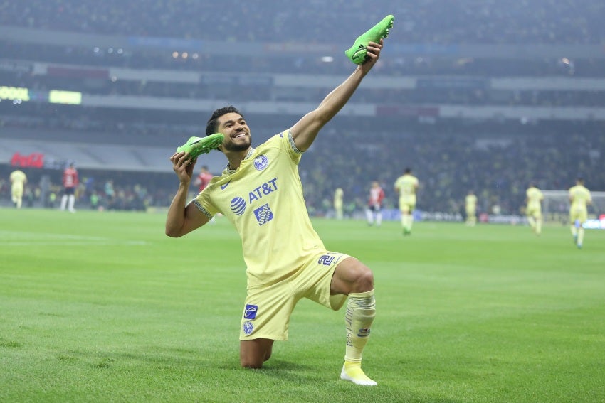 Henry Martín en celebración de gol