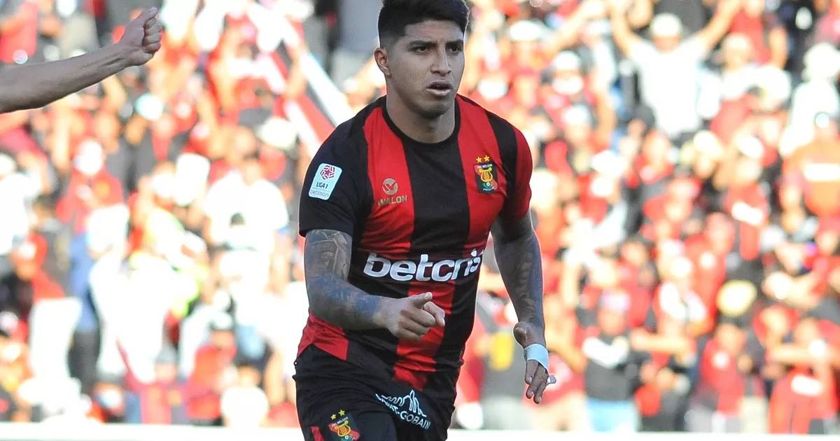 Luis Iberico celebra un gol