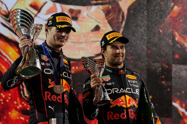 Max Verstappen y Checo Pérez tras el GP de Abu Dabi