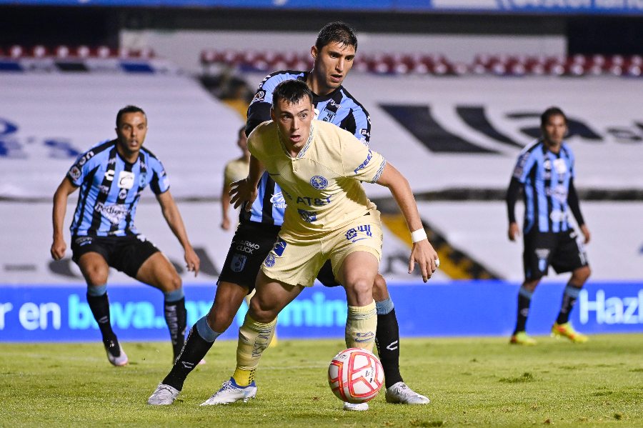 Jordan Silva durante un partido con Querétaro