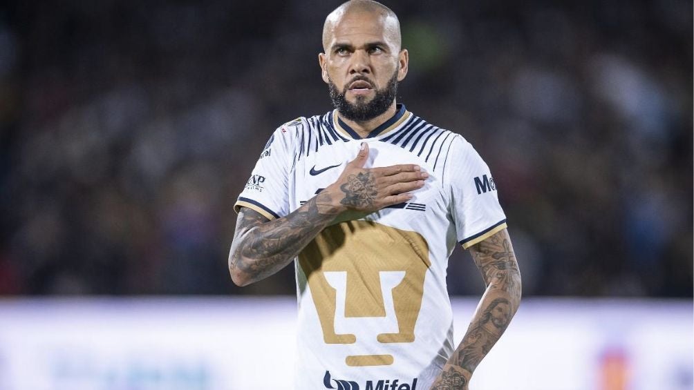 Dani Alves con los Pumas