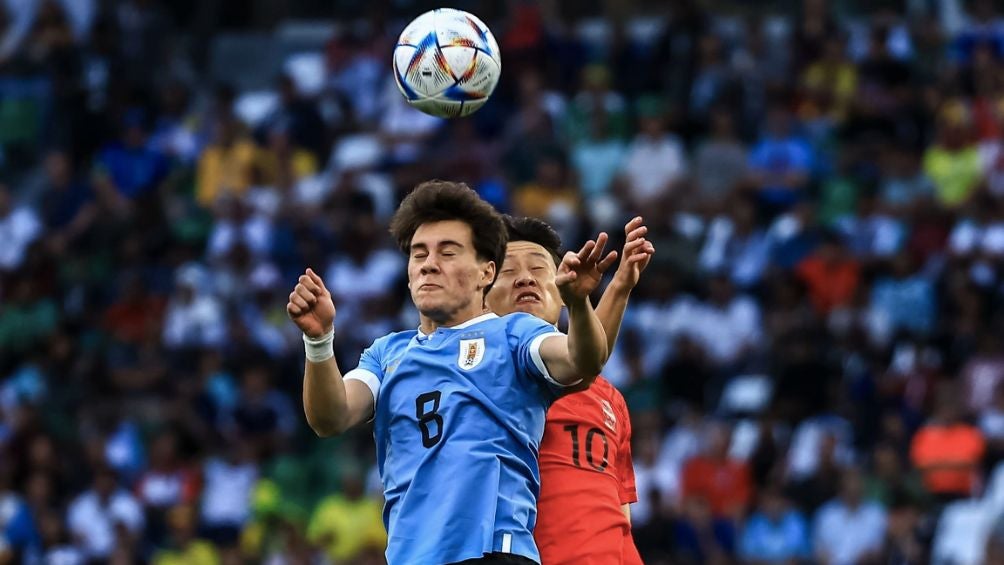 Facundo Pellistri disputando un balón aéreo