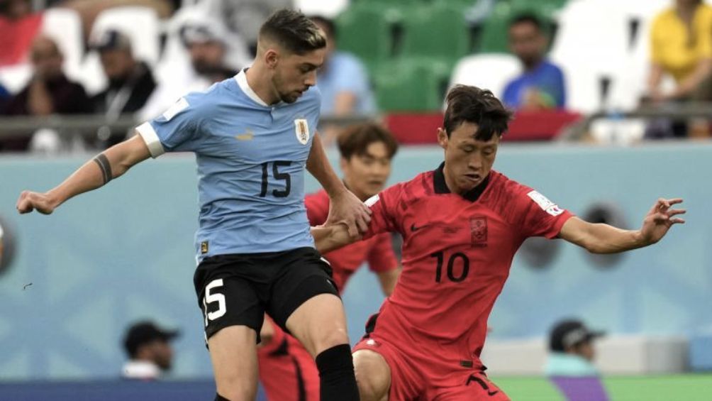 Valverde disputa el balón ante Corea del Sur