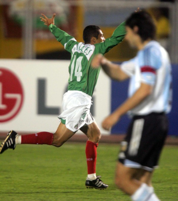 Ramón Morales con la Selección Mexicana celebra vs Argentina en la Copa América de 2004