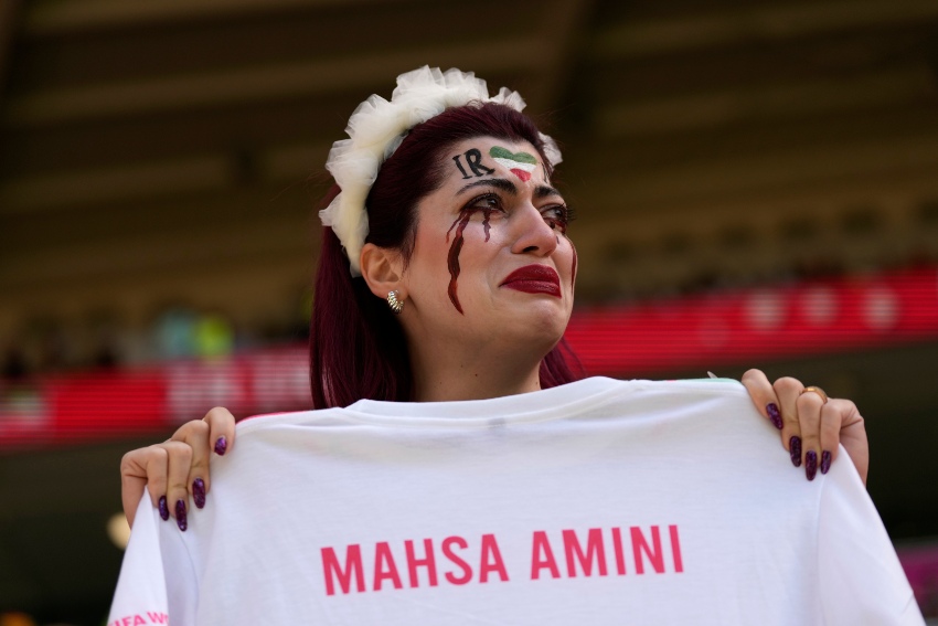 Aficionada manifestante sobre Mahsa Amini
