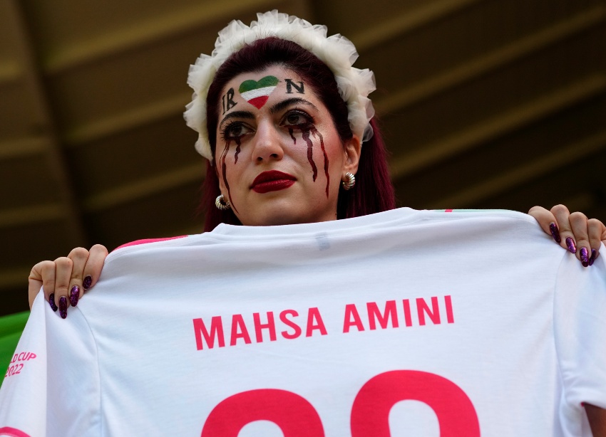 Aficionada manifestante sobre Mahsa Amini