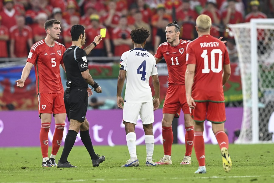 El árbitro, Abdulrahman Al Jassim , muestra tarjeta amarilla a Gareth Bale 
