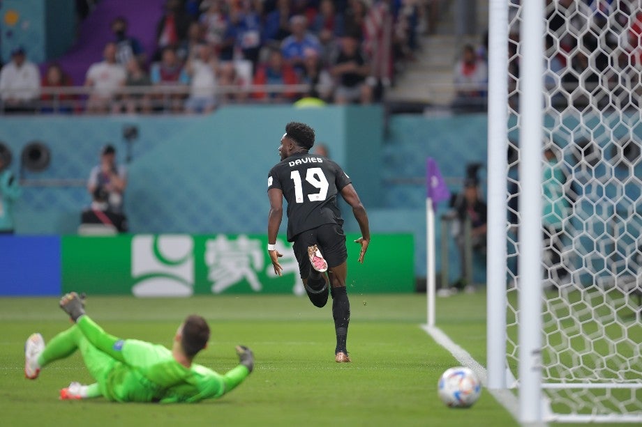 Alphonso Davies marcó el primer gol de Canadá en Mundiales